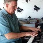 Stu Simpson at the keyboard. Piano Bar, Whitianga